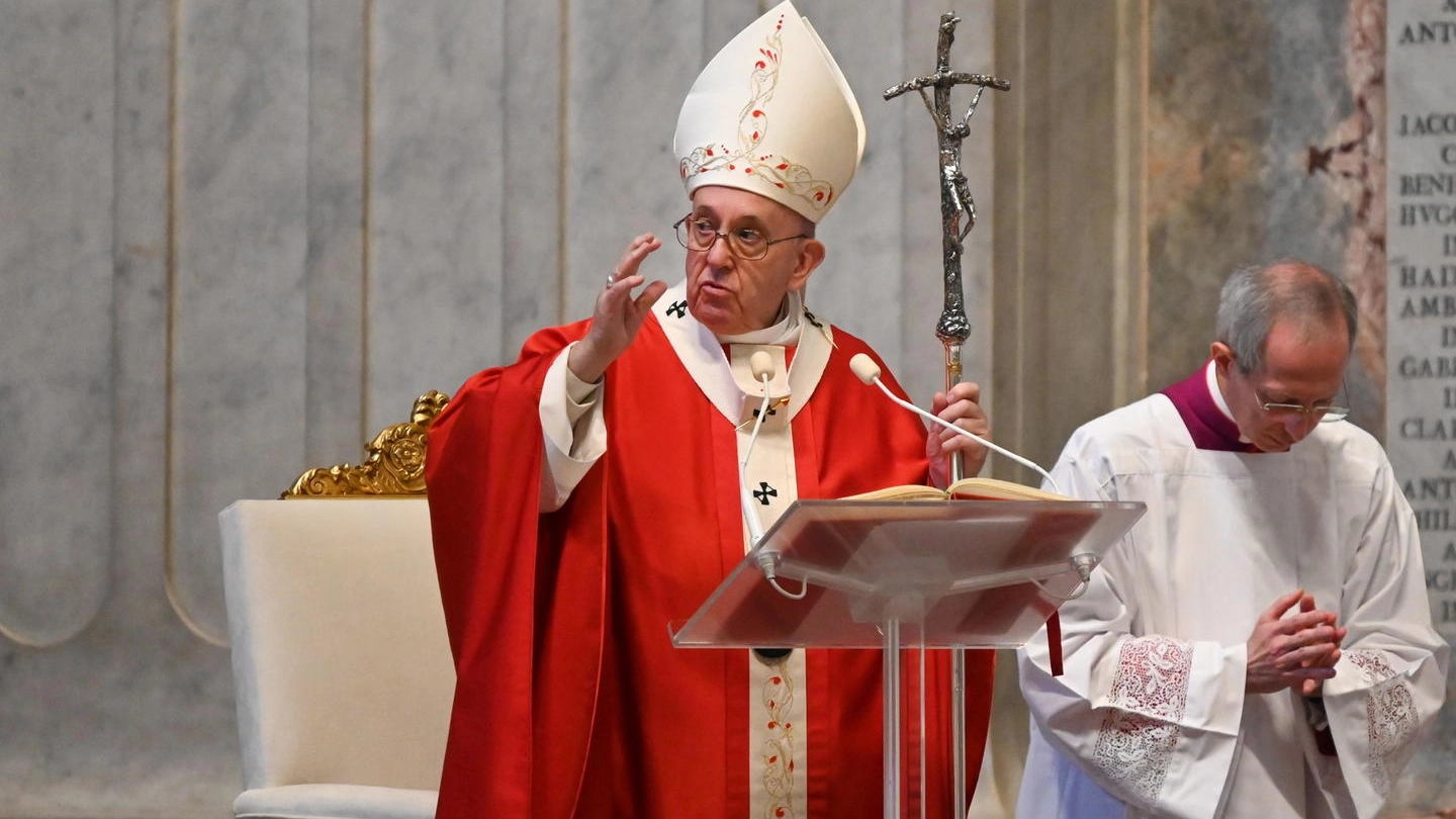 Papa Francesco celebra la messa nella domenica delle palme (Ansa)