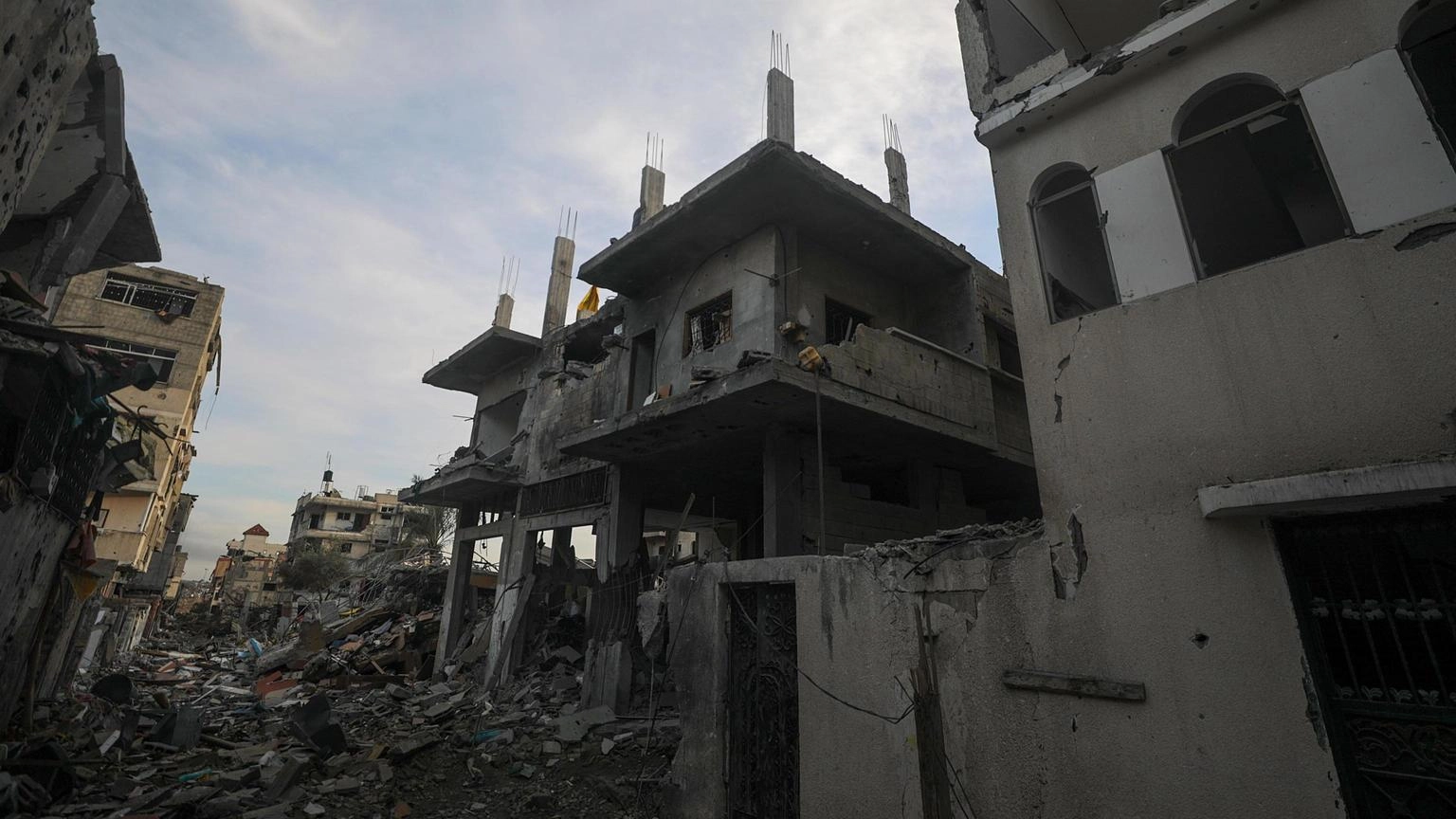 Gaza, media: 11 morti in raid di Israele su campo Nuseirat