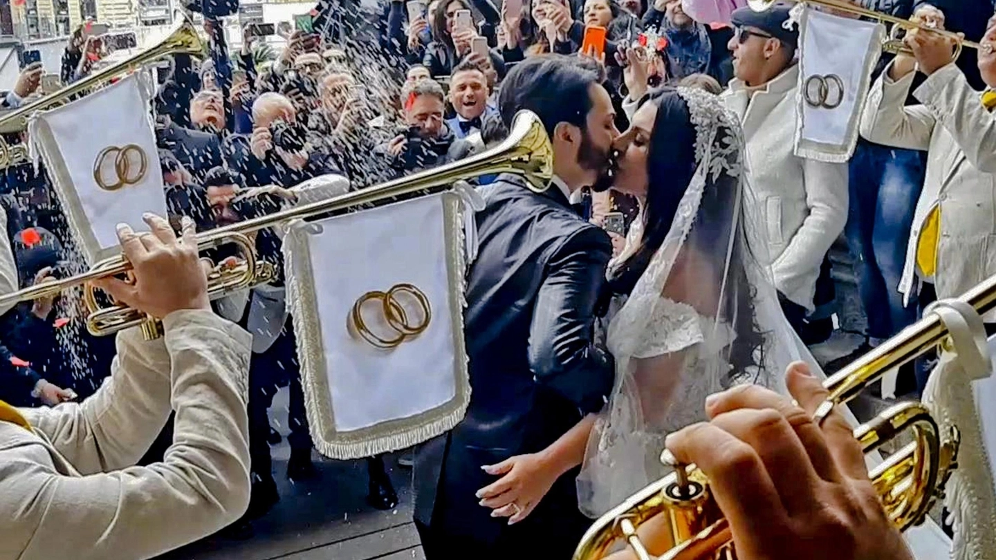 Le nozze tra il cantante Tony Colombo e Tina Rispoli, vedova del boss Gaetano Marino (Ansa