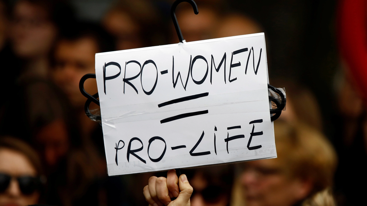 Una manifestazione a Varsavia contro nuove restrizioni all'aborto (Reuters)