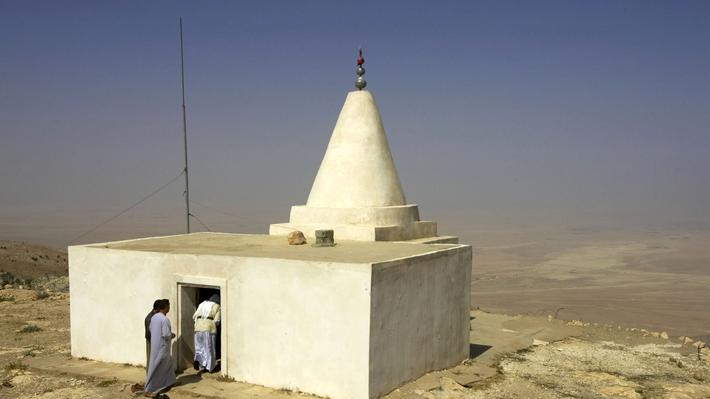 Uomini yazidi entrano in un reliquiario sul monte Sinjar (Ap)
