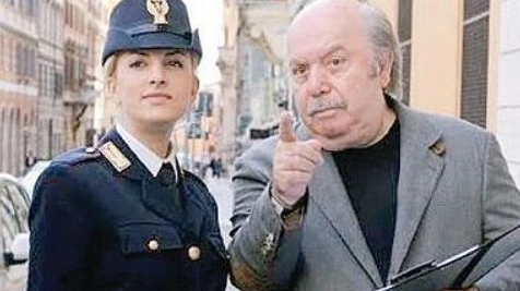 Lino Banfi in uno spot con la polizia