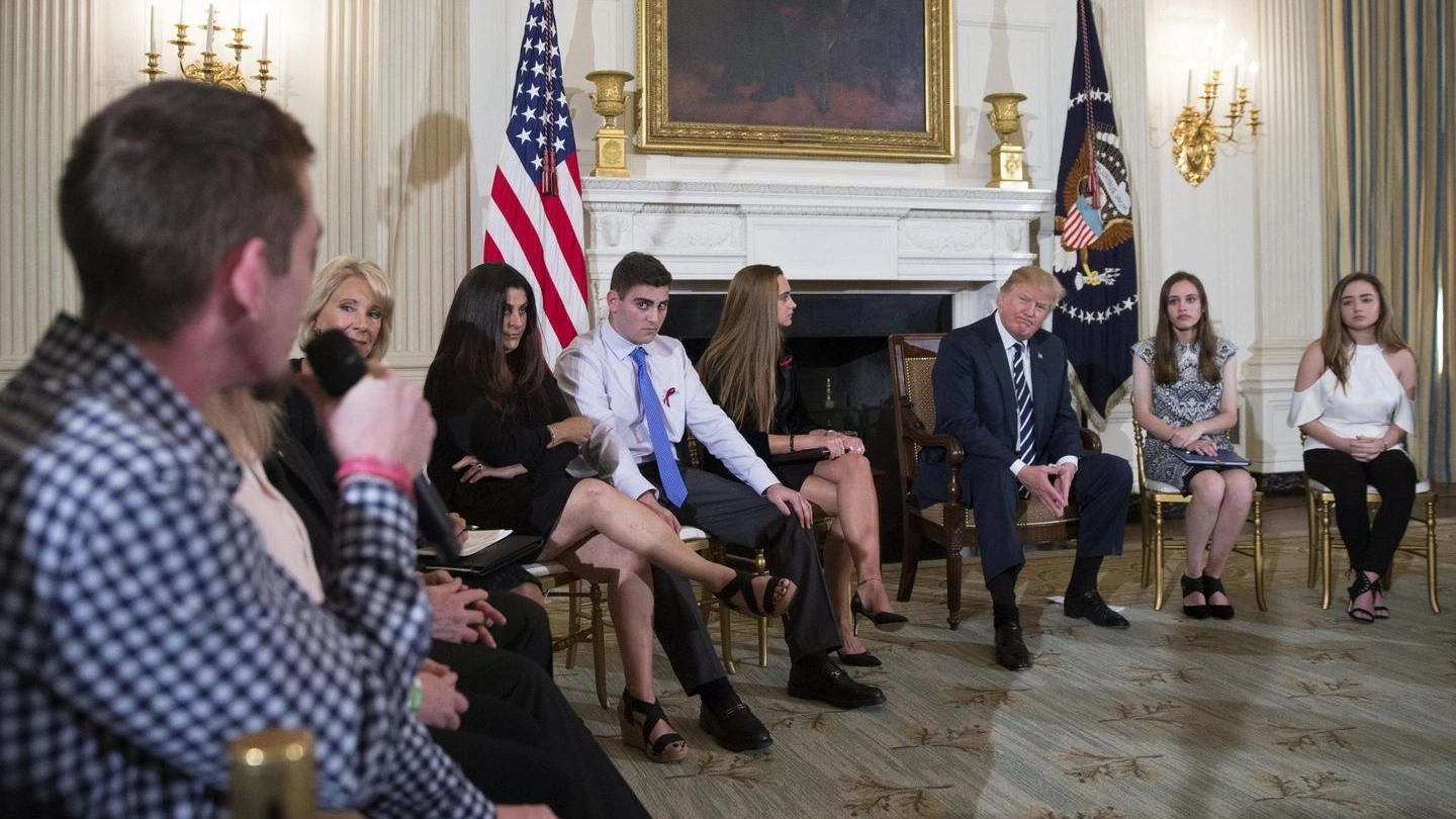Trump incontra i sopravvissuti alla sparatoria del liceo di Parkland (Ansa)