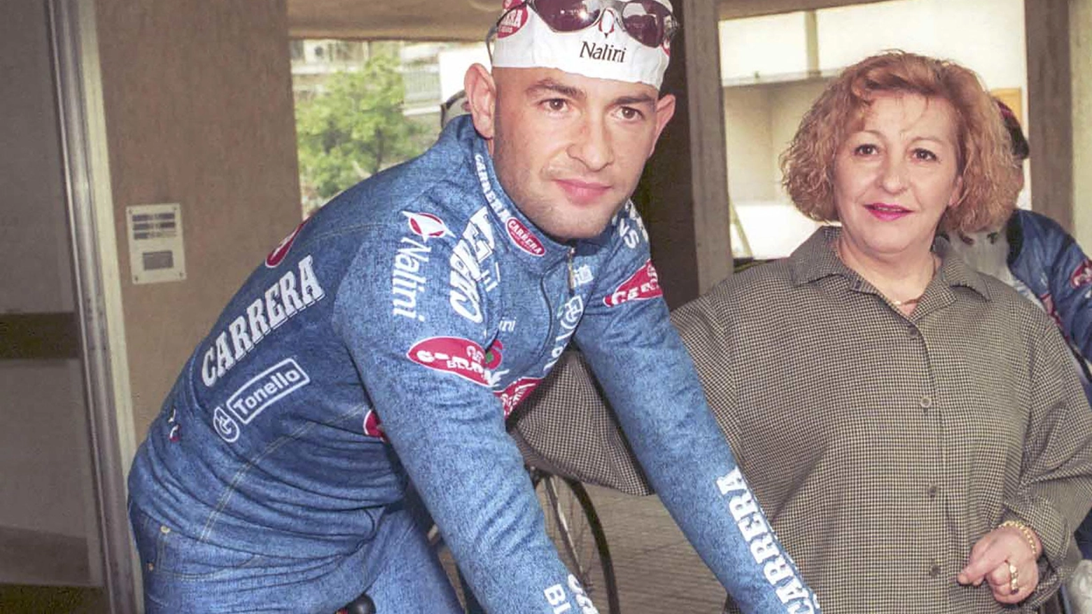 Marco Pantani, qui con la madre Tonina, è morto a Rimini il 14 febbraio 2004