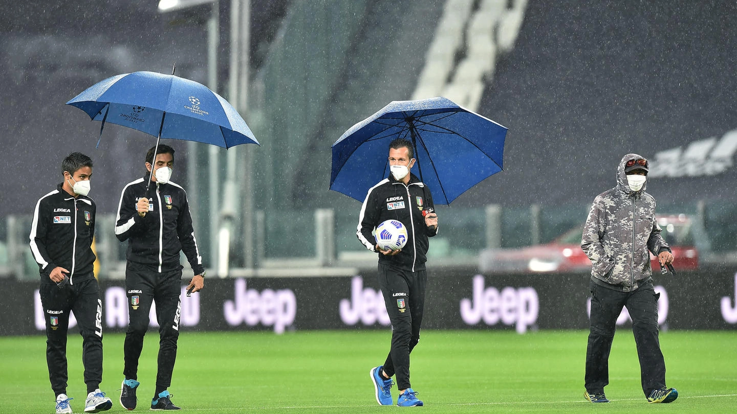Il controllo del campo degli arbitri lo scorso 4 ottobre per Juventus-Napoli (Ansa)