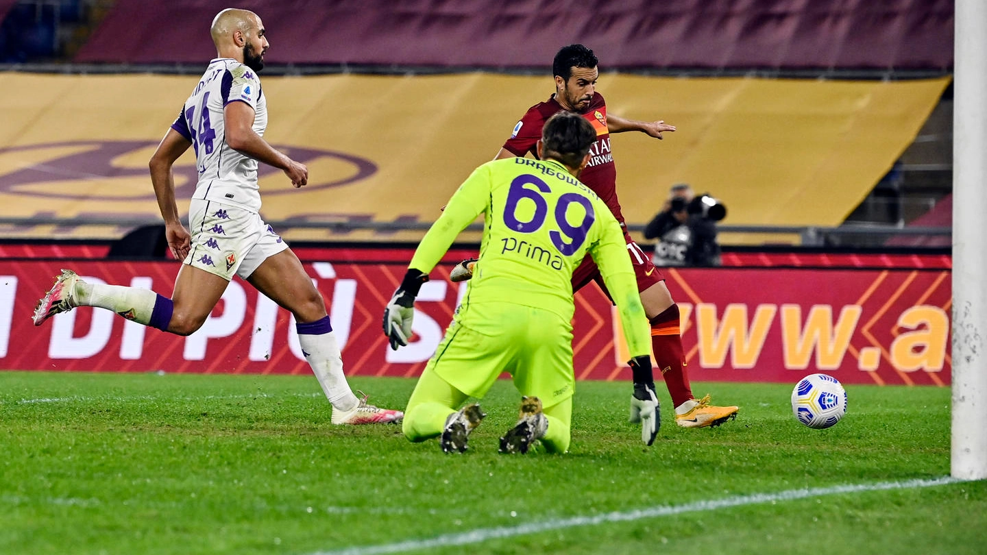 Roma, il gol segnato da Pedro contro la Fiorentina (Ansa)