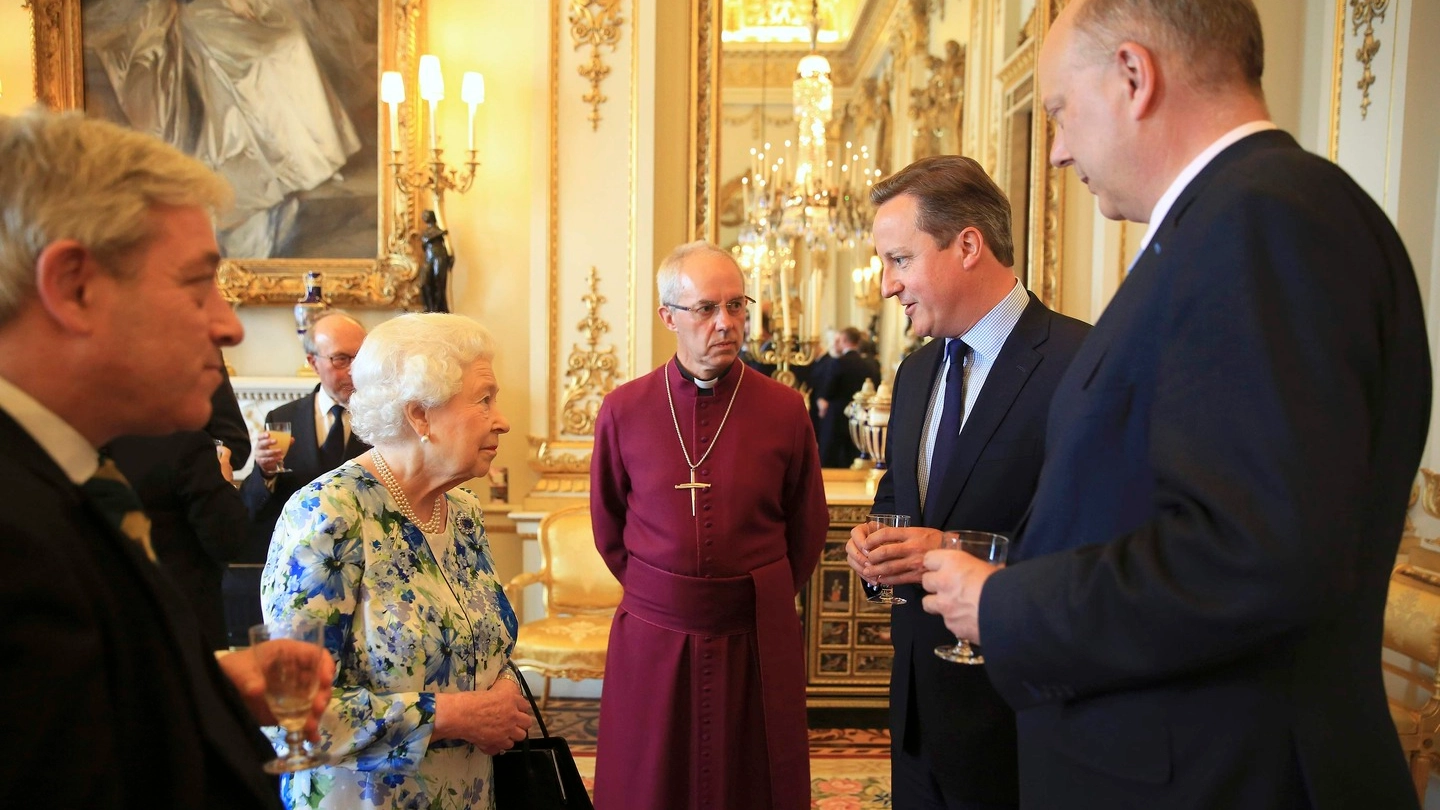 La regina Elisabetta, l'arcivescovo Welby e il premier Cameron (Lapresse)
