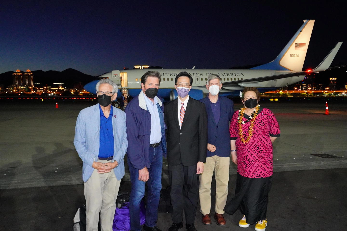 Alcuni membri della delegazione Usa al loro arrivo a Taiwan (Ansa)