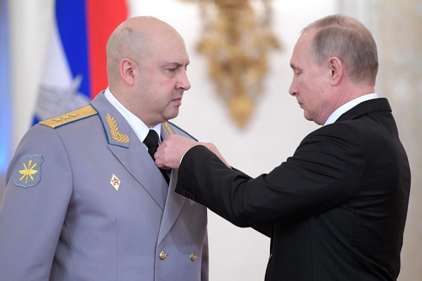Vladimir Putin decora Sergei Surovikin (Ansa)