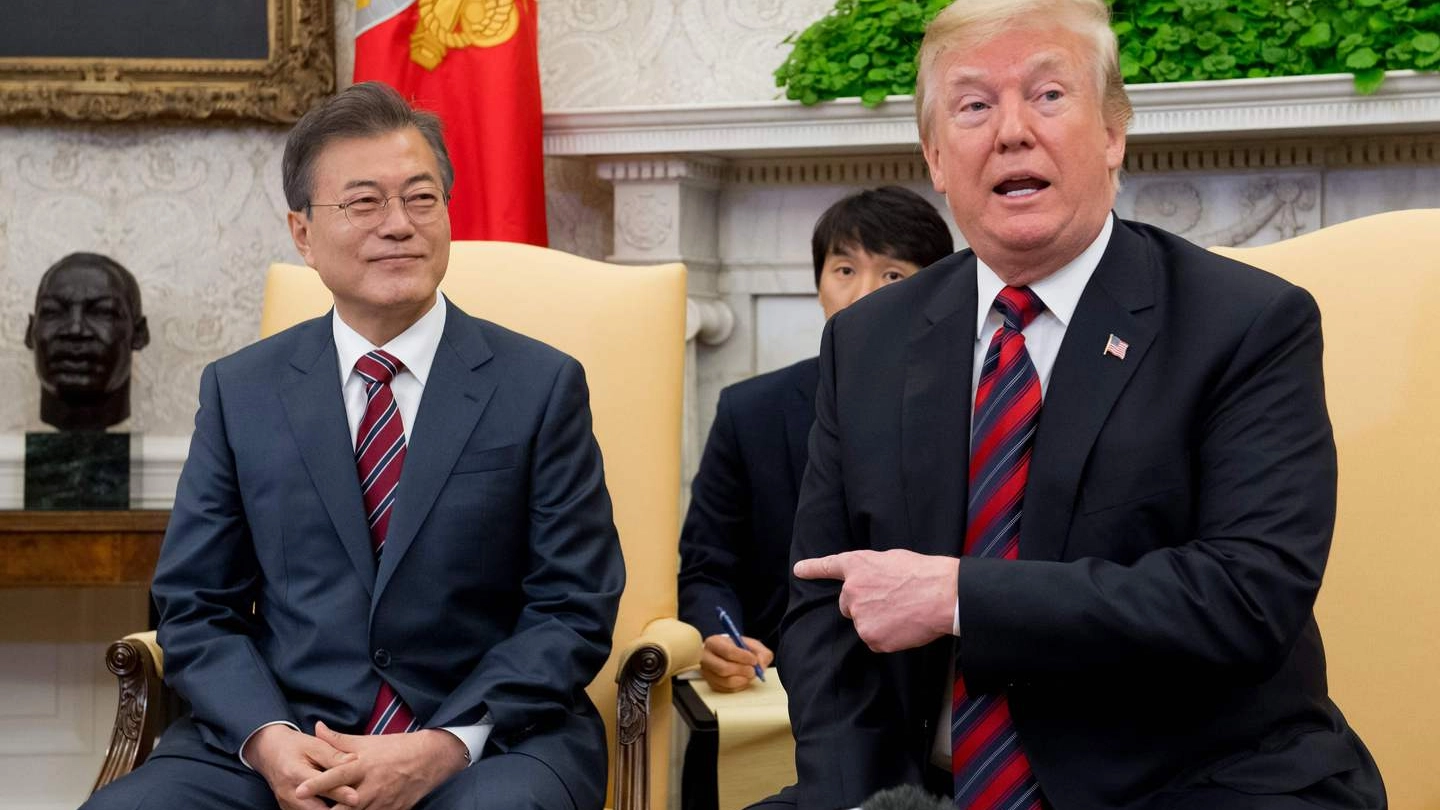 Donald Trump insieme a Moon Jae-in (Lapresse)