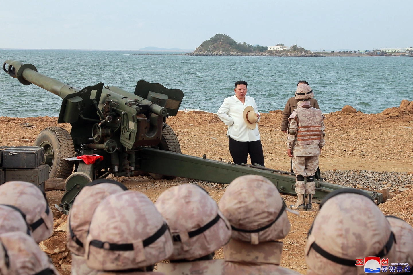 Kim Jong-un con i militari nordcoreani (Epa)