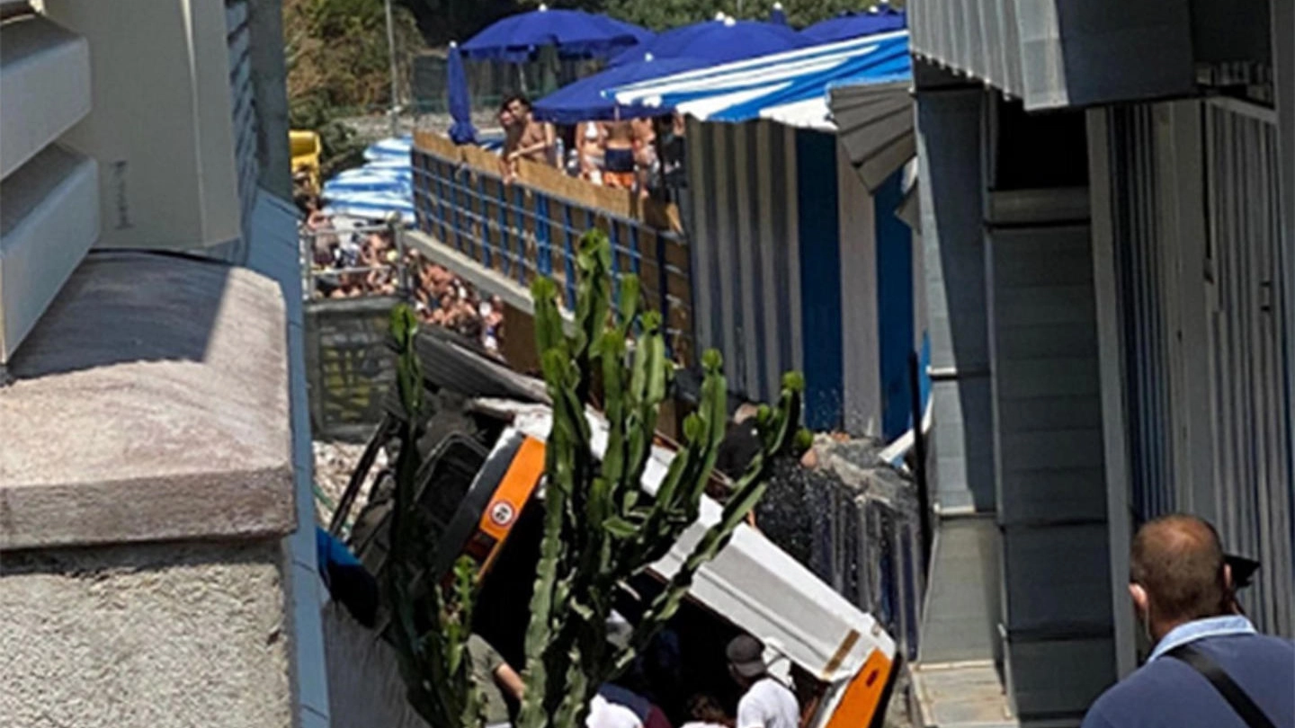 I soccorsi dopo l'incidente che ha coinvolto il minibus uscito di strada a Capri