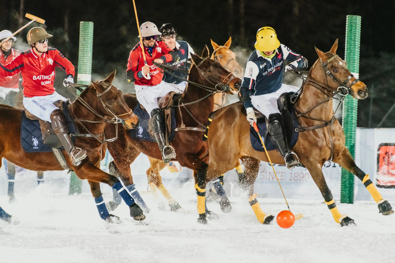 Una partita dell'Italia Polo Challenge sul campo innevato