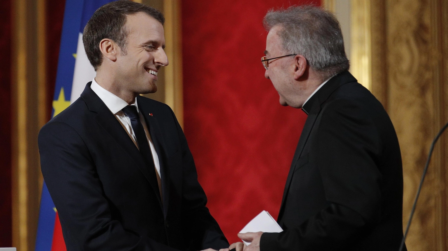 Monsignor Luigi Ventura stringe la mano al presidente francese Emmanuel Macron