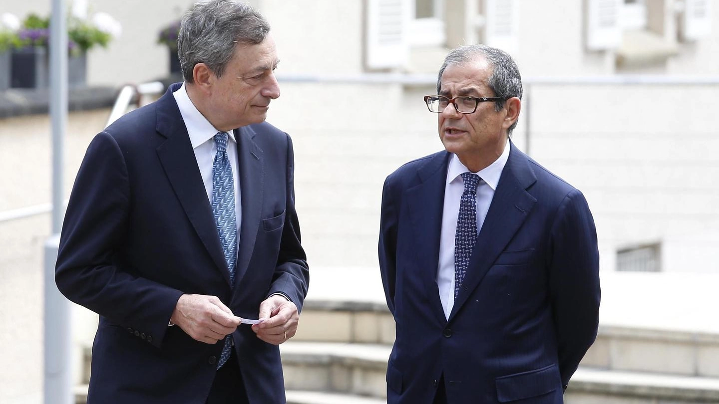 Il presidente della Bce Mario Draghi e il ministro dell'Economia Giovanni Tria (Ansa)