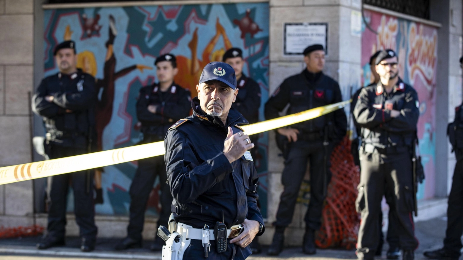 Carabinieri e Polizia di Roma Capitale durante lo sgombero di un'abitazione del clan Spada