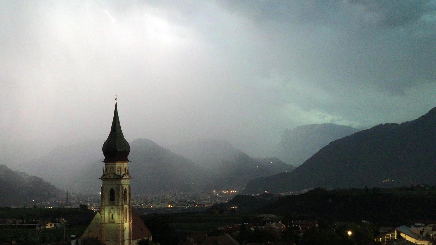 Una veduta della conca di Bolzano dopo un violento temporale: record di fulmini (Ansa)
