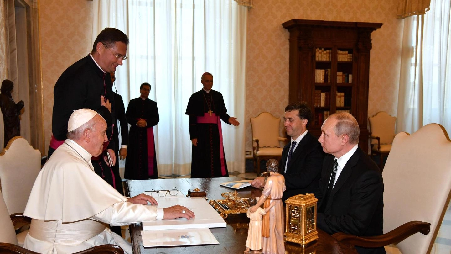 Papa Francesco parla con Putin (Ansa)