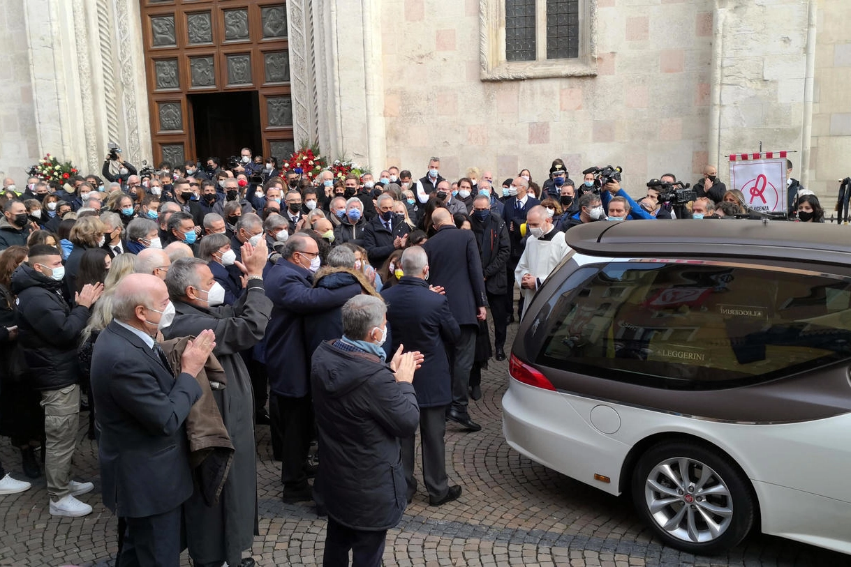 Il funerale di Paolo Rossi nella cattedrale di Vicenza (Ansa)