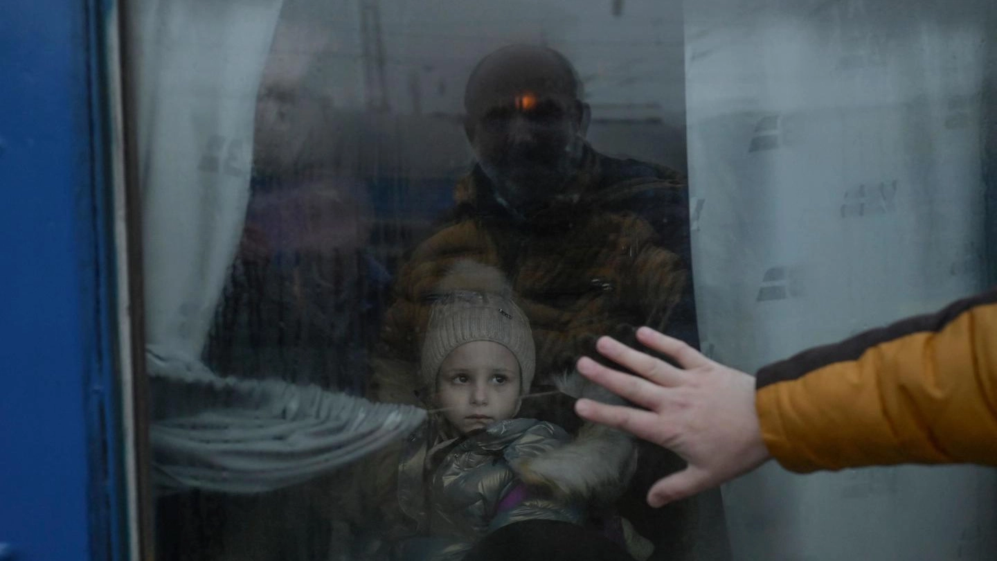 Guerra in Ucraina: una bambina saluta il padre prima di essere evacuata (Ansa)