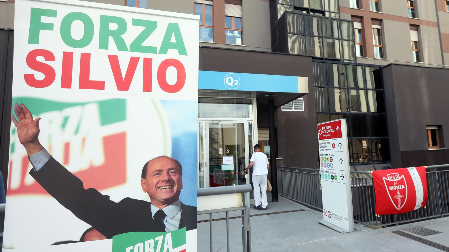 Davanti all'ingresso del San Raffaele un poster portato dai fan di Berlusconi (Ansa)