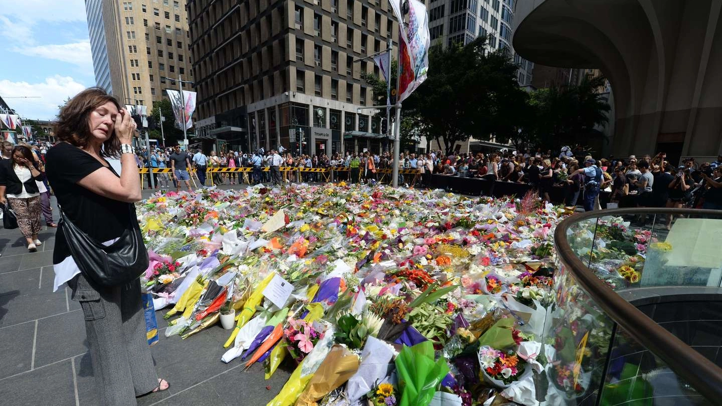 Sydney, fiori per le vittime del sequestratore iraniano (AFP)