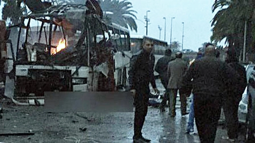 Tunisi, bomba sul bus delle guardie presidenziali (Ansa)