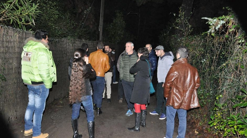Un gruppo di dissidenti sotto casa di Grillo (Ansa)