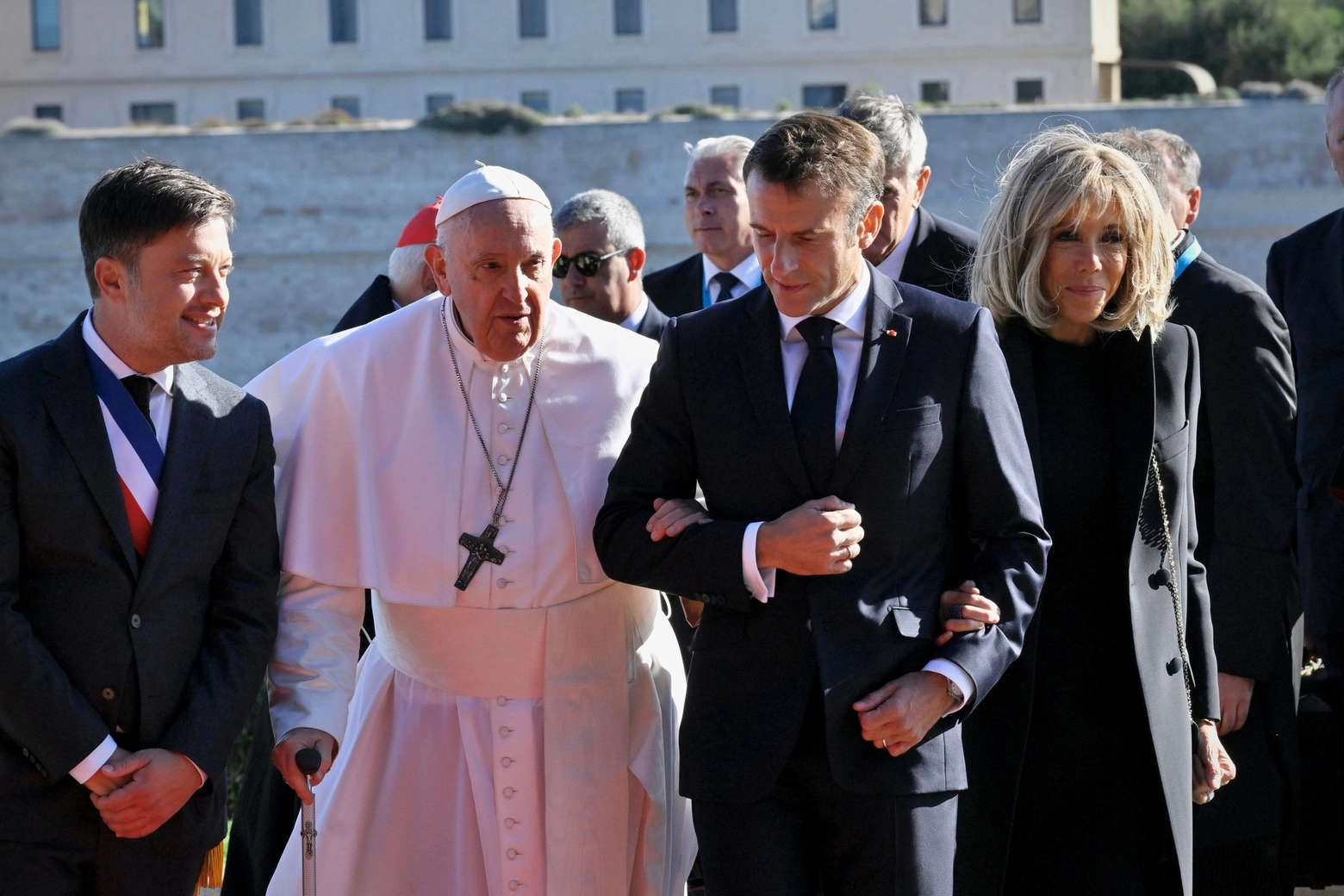Papa Francesco insieme al presidente francese Emmanuel Macron (Ansa)