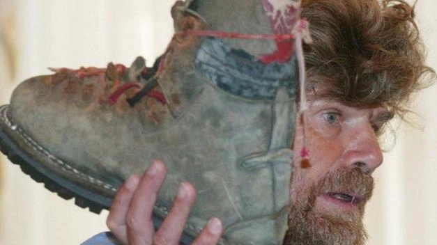 Reinhold Messner con lo scarpone del fratello ritrovato sul Nanga Parbat