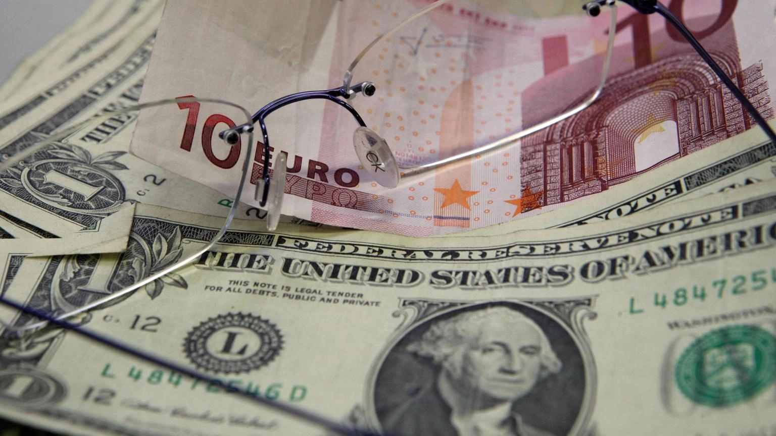 L'euro è in ribasso a 1,1034 dollari