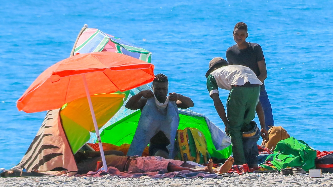 Ventimiglia, migranti accampati in spiaggia (Fotocronache Germogli)