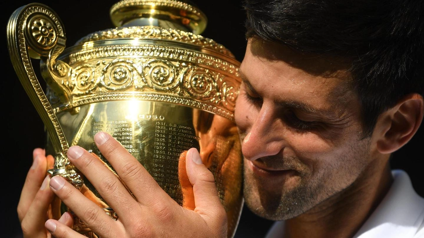 Novak Djokovic col trofeo di Wimbledon (Ansa)