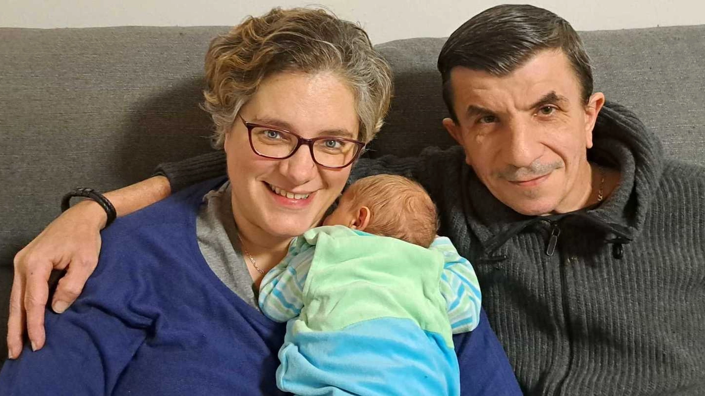 Il piccolo Axel con mamma Simona Albertini e papà Thomas Richeldi