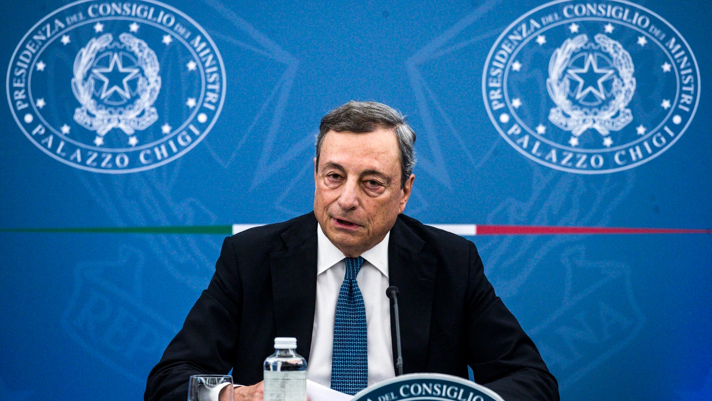 Mario Draghi, capo del governo (Ansa)