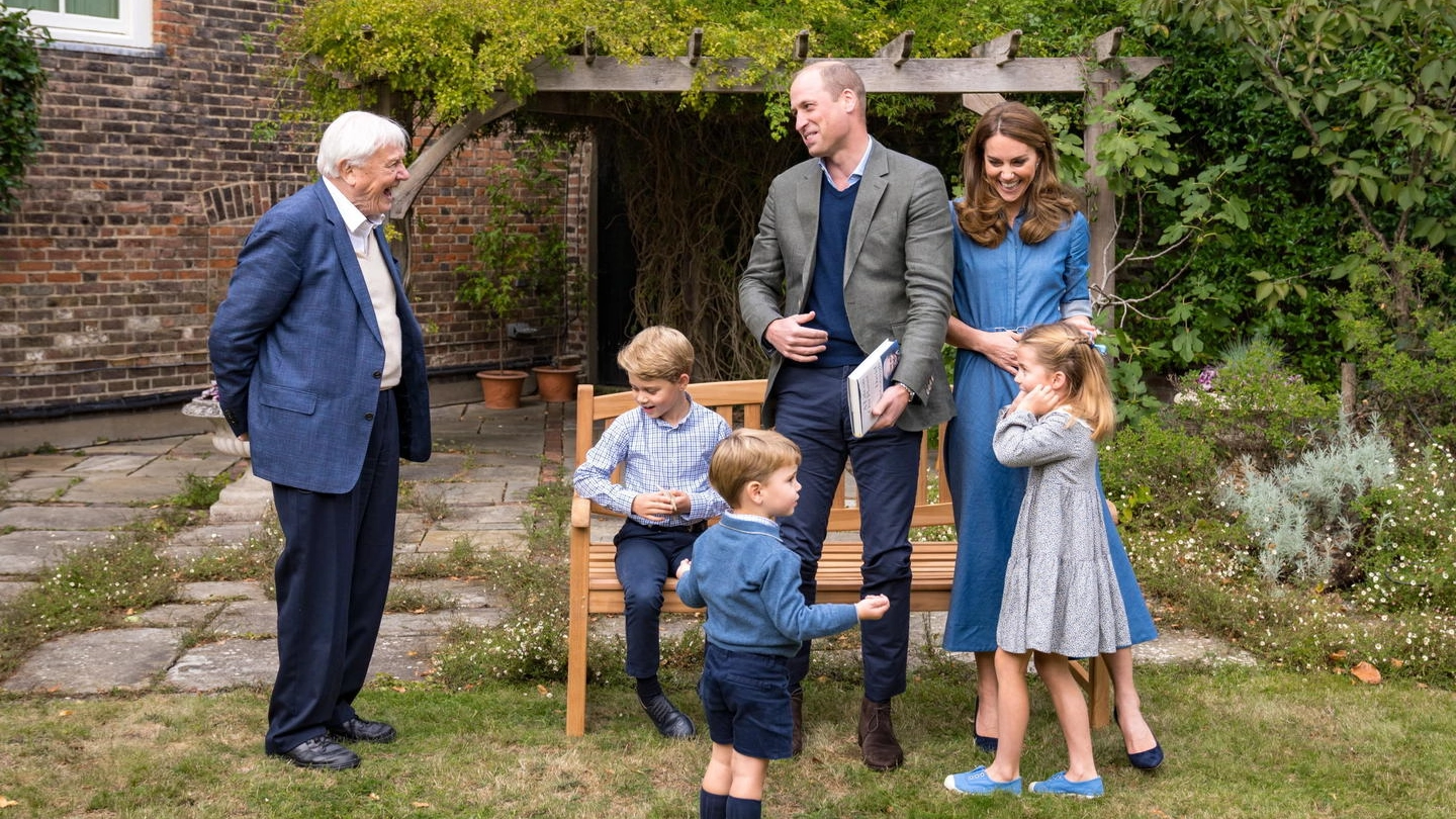 David Attenborough incontra il principe George e la famiglia reale (Ansa)