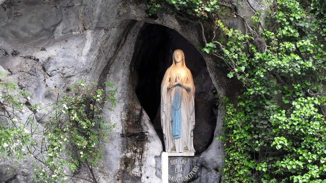 La grotta di Lourdes: ad agosto riprendono i pellegrinaggi dall'Italia