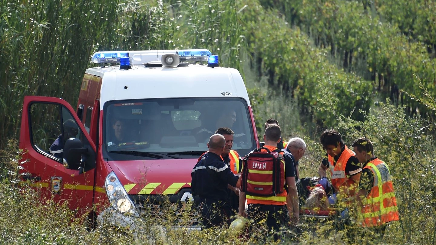 Un ferito dell'incidente ferroviario avvenuto nel sud della Francia (Afp)