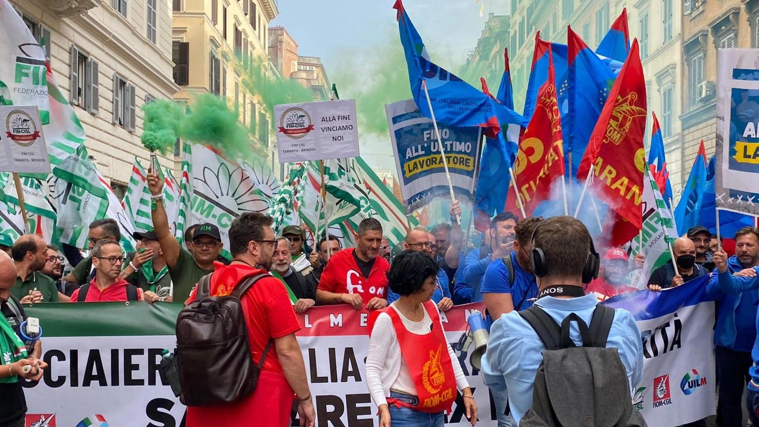 I lavoratori ex Ilva bloccano strada per aeroporto a Genova