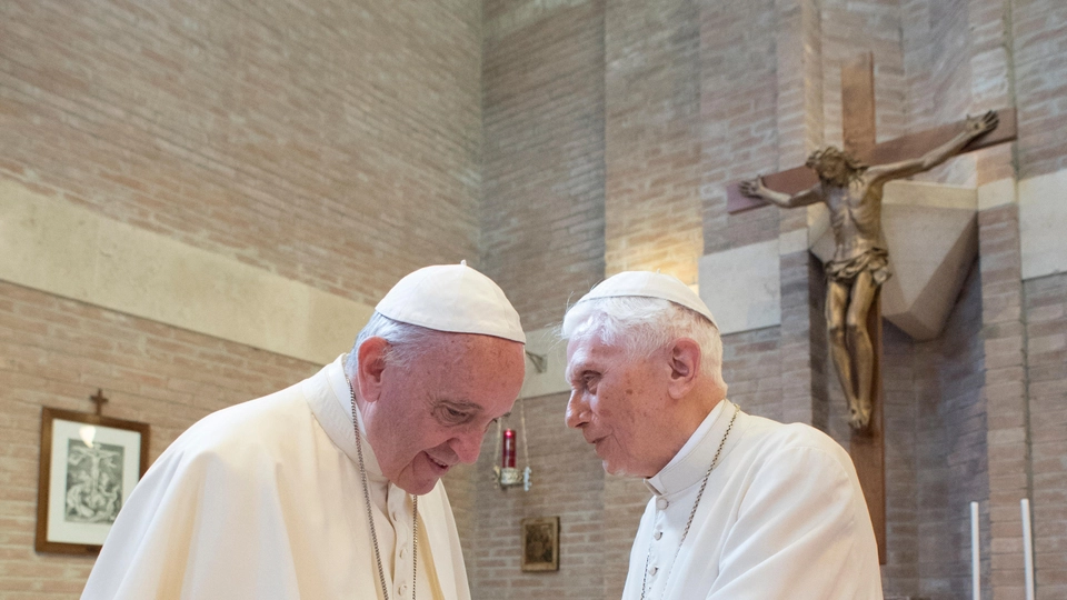 Papa Francesco con il papa emerito Benedetto XVI (Osservatore Romano / Afp)
