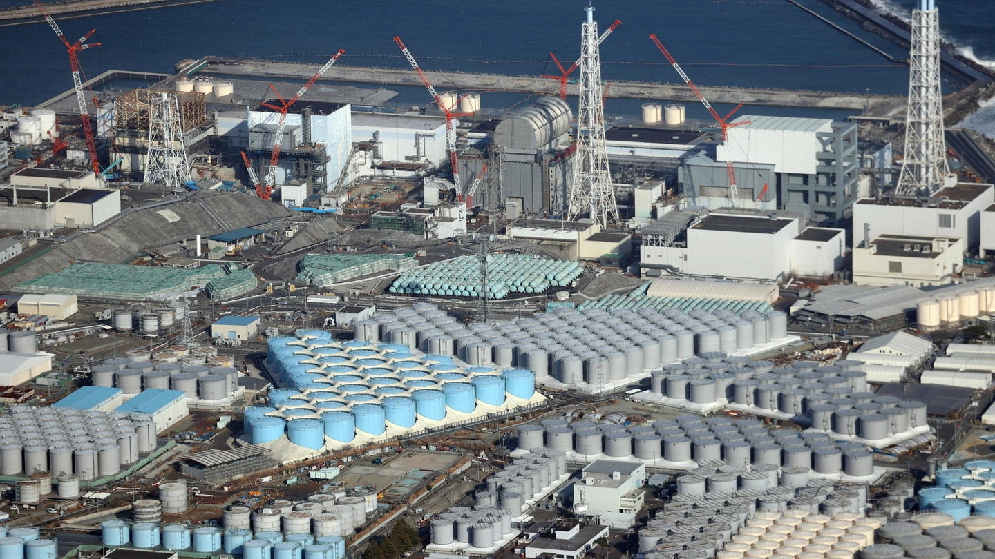 Una veduta aerea della centrale di Fukushima (Ansa)