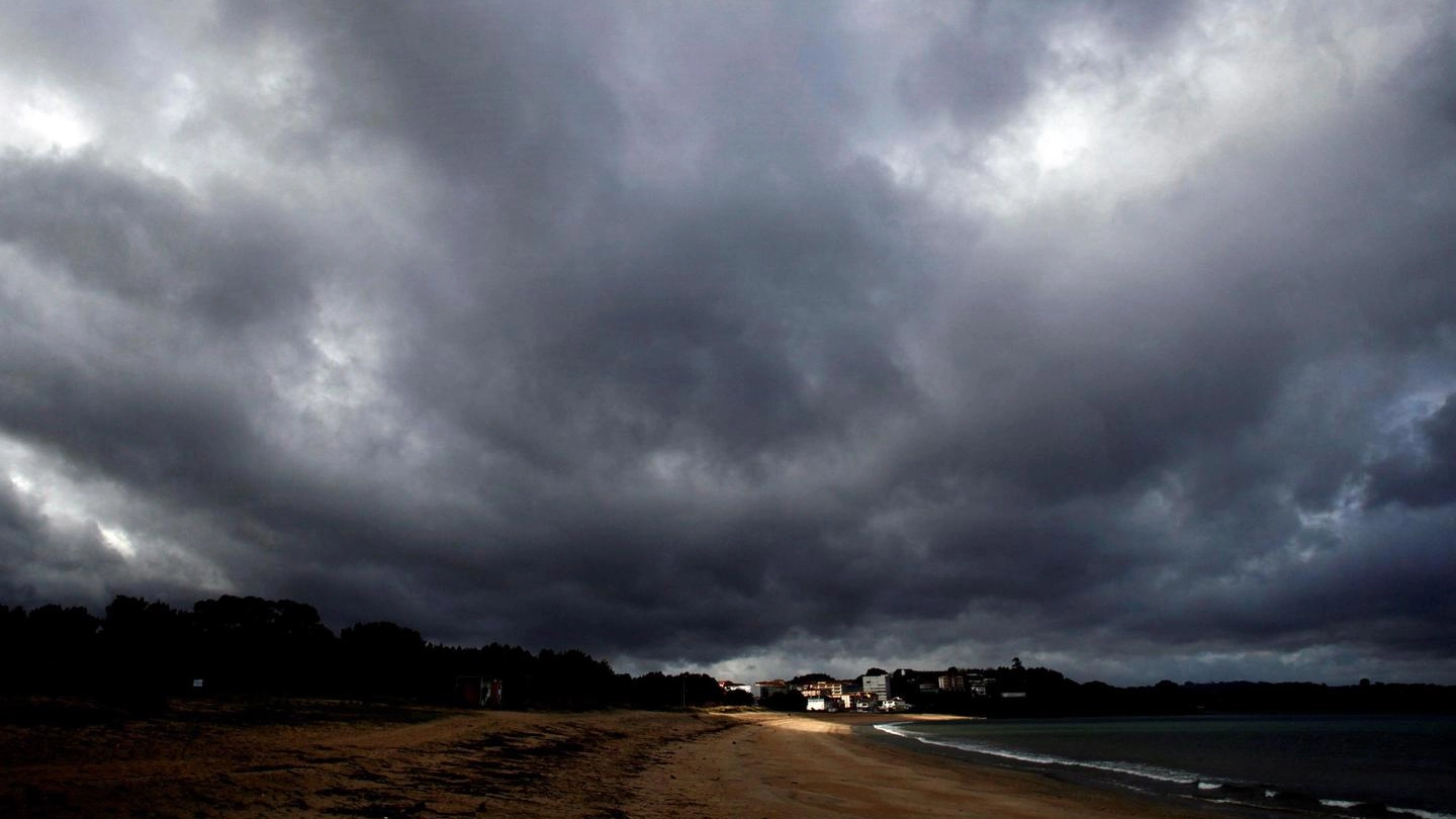 Previsioni meteo, forte maltempo nel weekend. Foto: tempesta Felix in Spagna (Ansa)