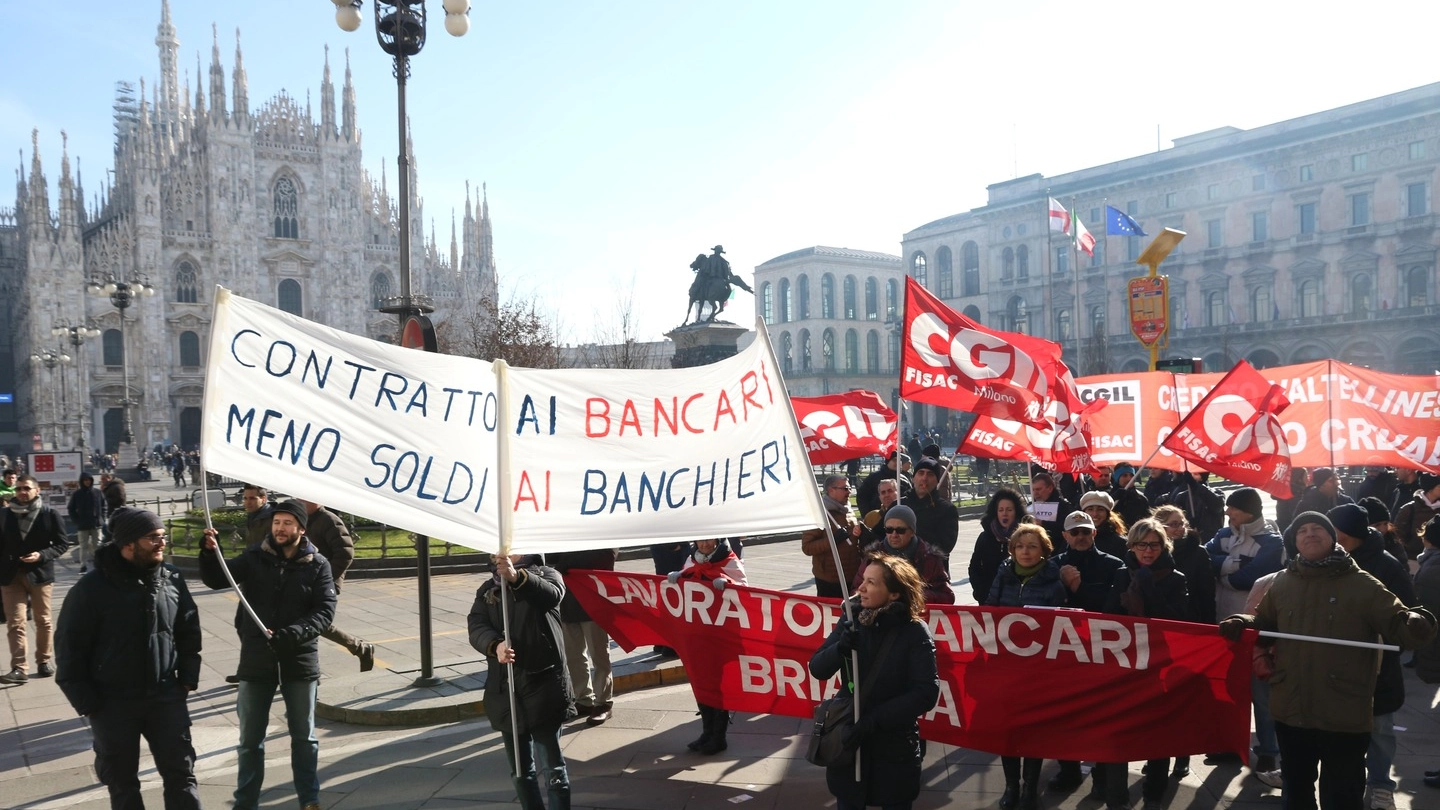 I bancari manifestano a Milano per difendere il contratto collettivo di lavoro nazionale