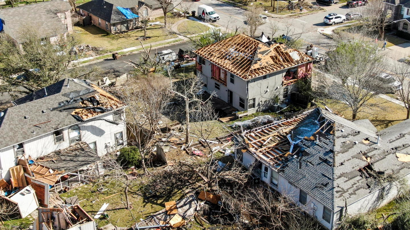 Gli effetti devastanti del tornado in Texas