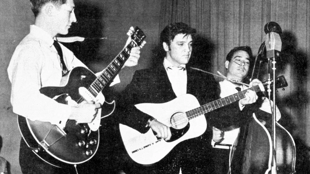 Scotty Moore, in primo piano, con Elvis Presley (Ansa)