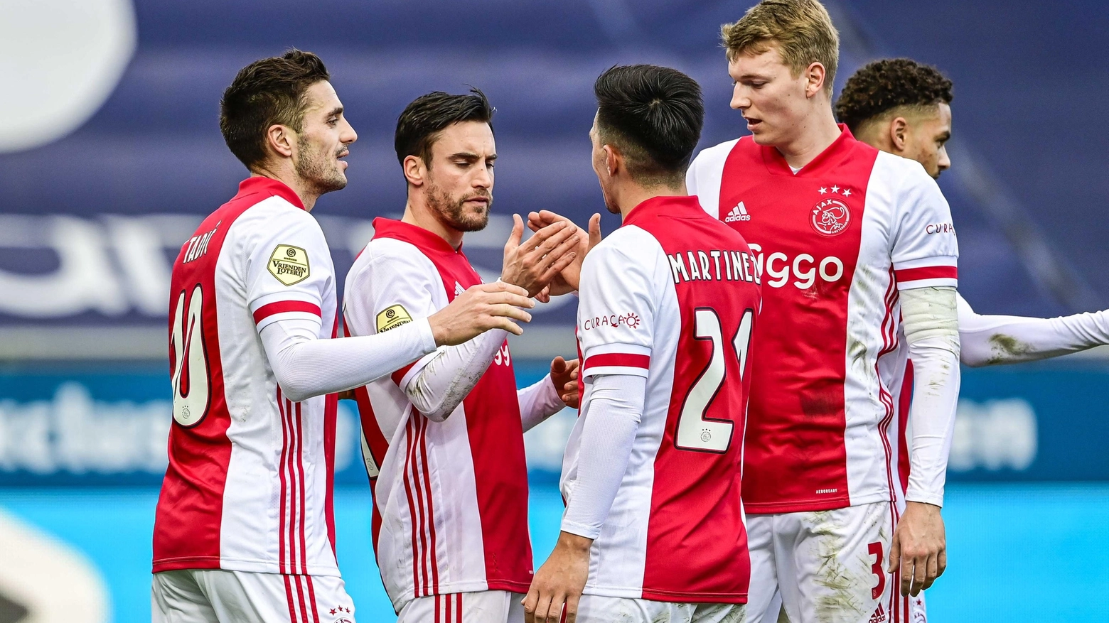L'Ajax durante un match di Eredivisie (Ansa)