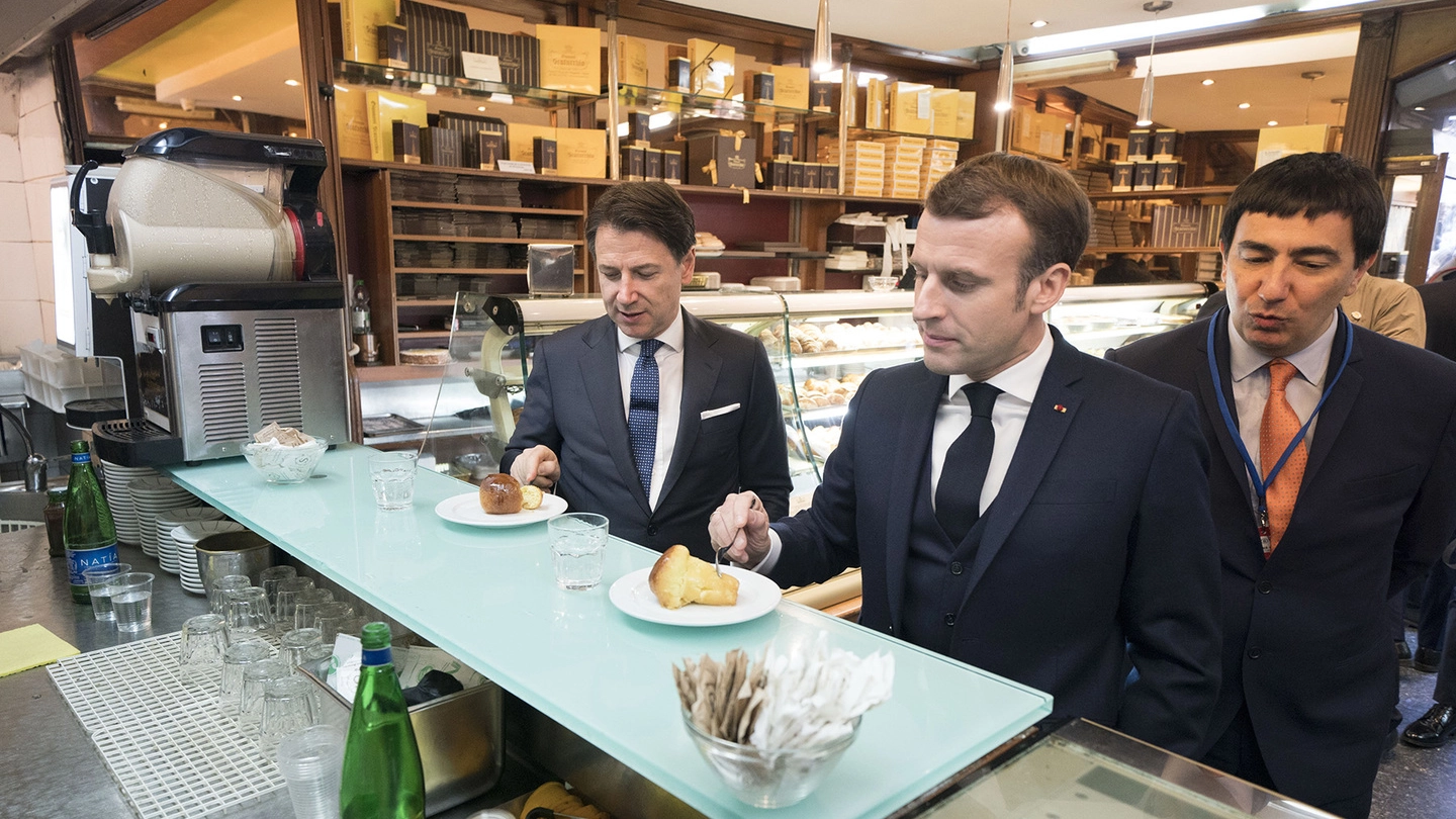 Macron e Conte in un bar a Napoli (Imagoeconomica)
