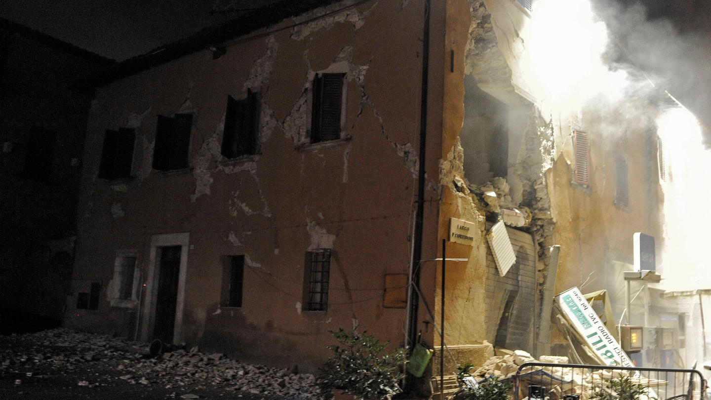 Un edificio crollato a Visso, in provincia di Macerata