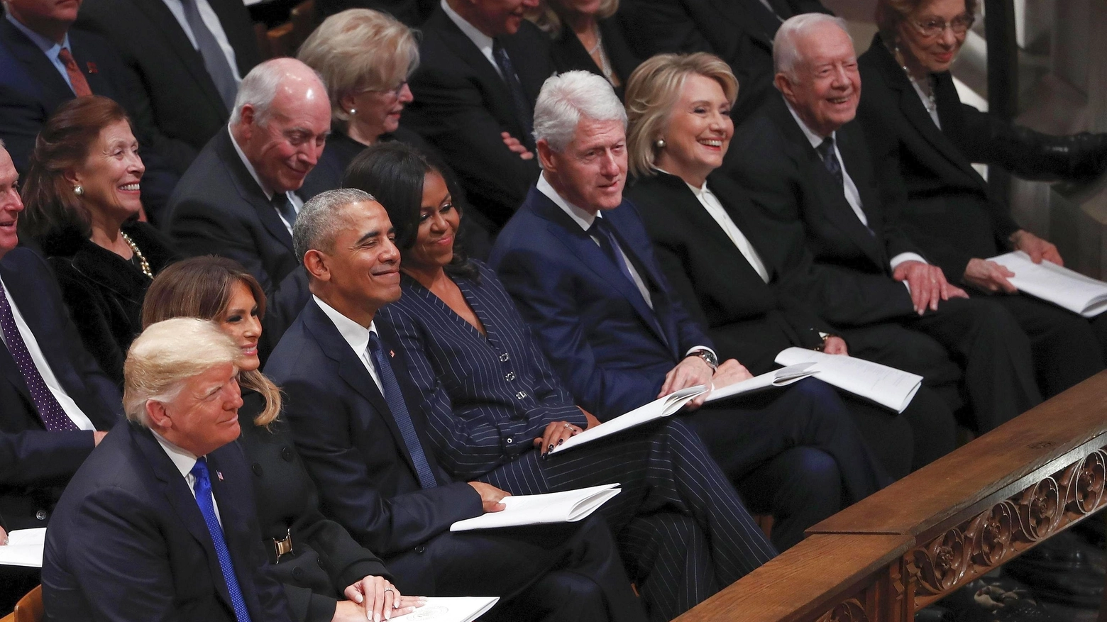 Le risate dei presidenti al funerale di Bush (Ansa)
