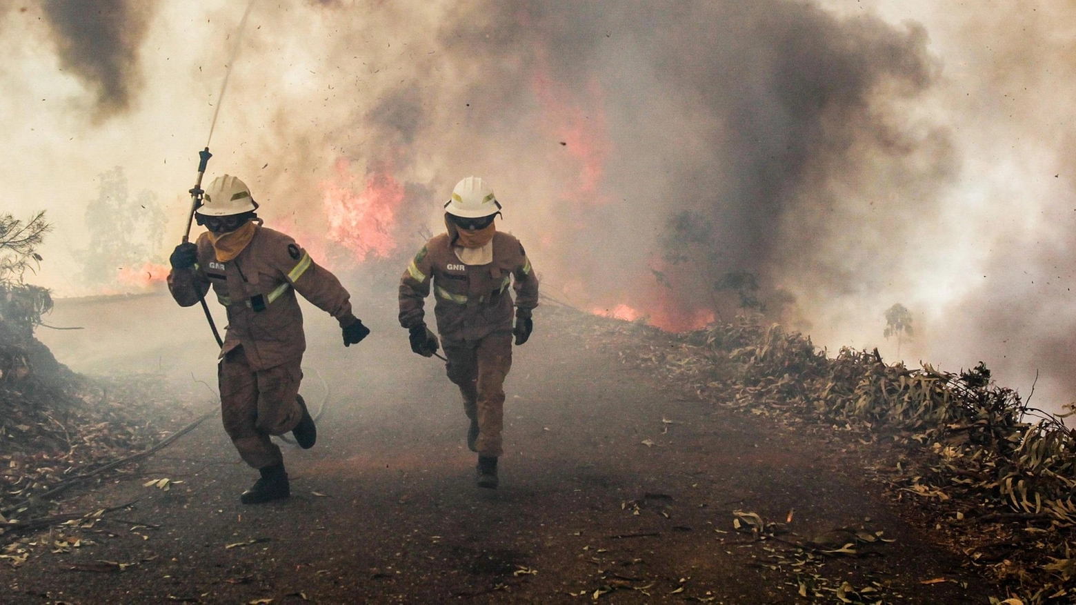 Pompieri impegnati a domare le fiamme nei boschi di Pedrogao Grande (Ansa)